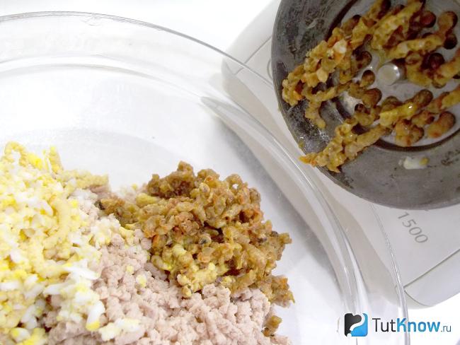 Отварные яйца и жареный лук с морковью перекручены на мясорубке