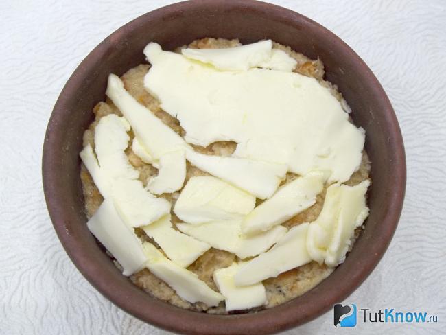 Паштет выложен  в миску, а сверху кусочки масла