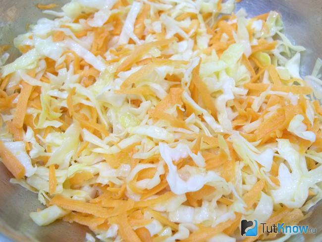 Капуста с морковью заправлена маслом и перемешана
