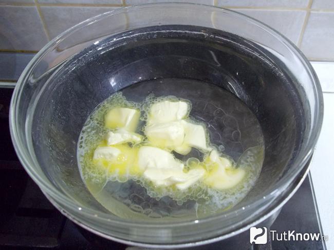 К маслу налита вода и продукты нагреваются на паровой бане