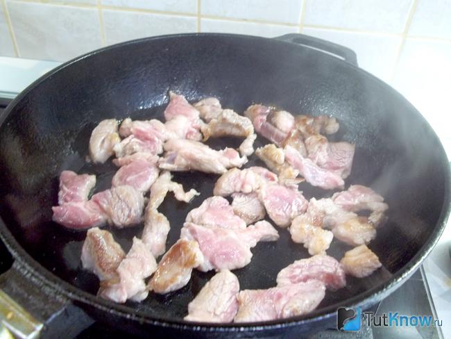 Мясо жарится в сковороде на растительном масле