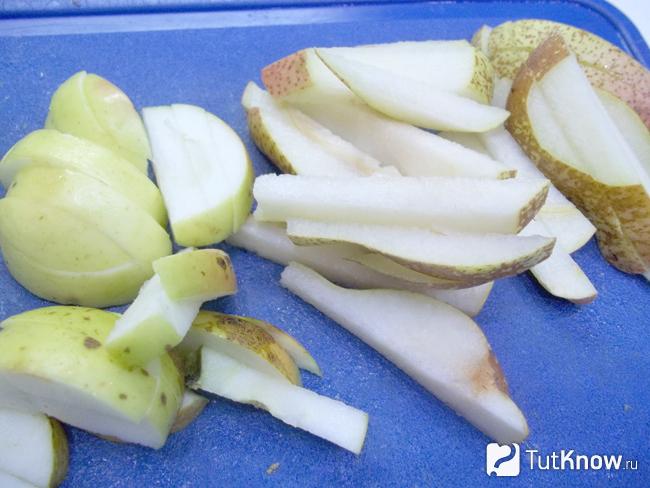 Яблоки и груши очищены от семечек и нарезаны соломкой