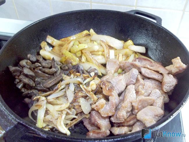 Свинина с грибами, яблоками и грушами соединены, заправлены специями, соевым соусом и тушатся в сковороед