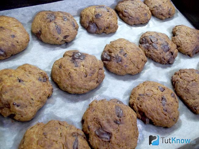 Готовое рассыпчатое песочное печенье с шоколадом