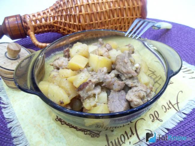 Готовый тушеный картофель с мясом