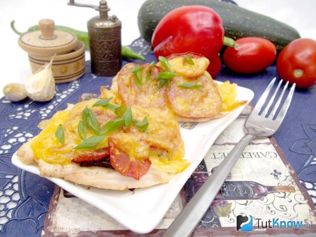 Готовые куриные отбивные с помидорами и сыром в духовке