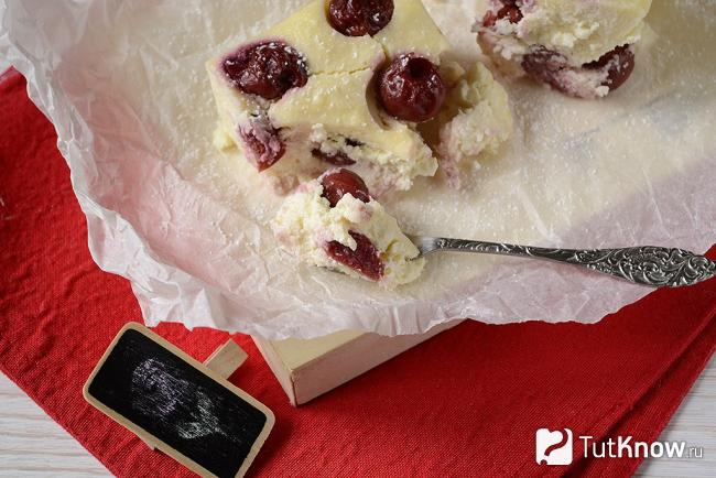 Кусочек творожной запеканки с вишней и манкой на чайной ложке