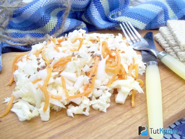 Готовый салат из пекинской капусты, корейской моркови и сыра