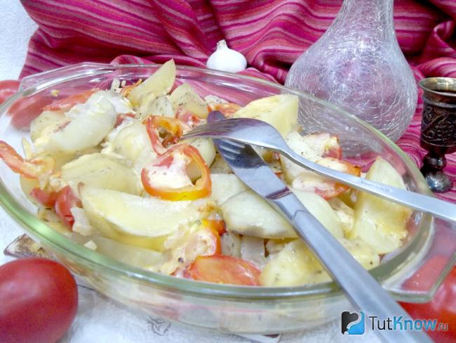 Готовый картофель с салом, помидорами и сыром