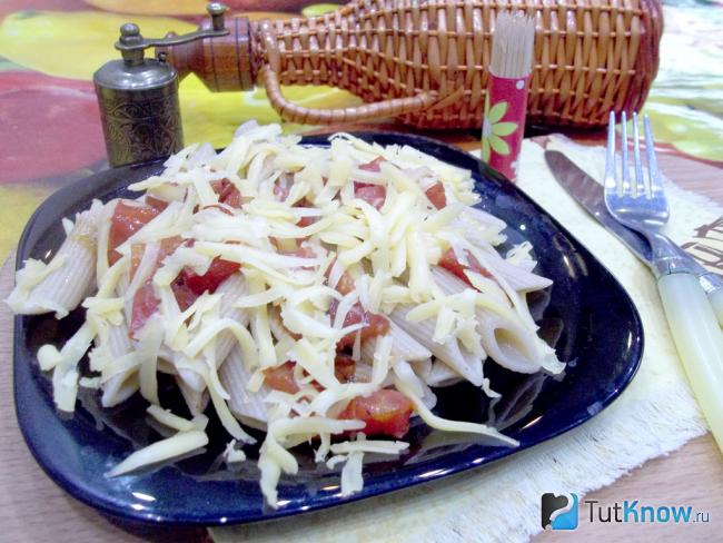 Готовые макароны с помидорами и сыром