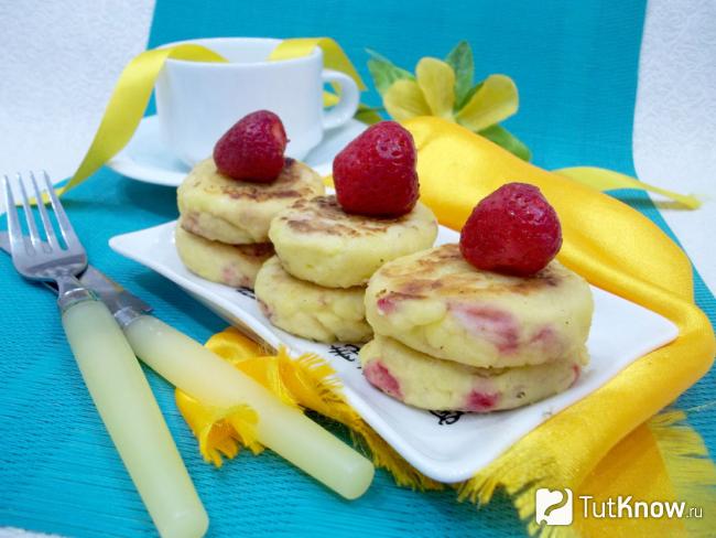 Готовые творожники с манкой и клубникой на сковороде
