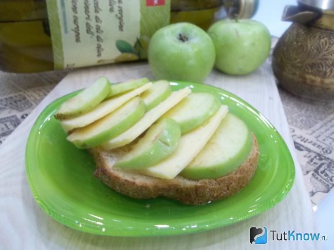 Готовая брускетта с яблоками и сыром