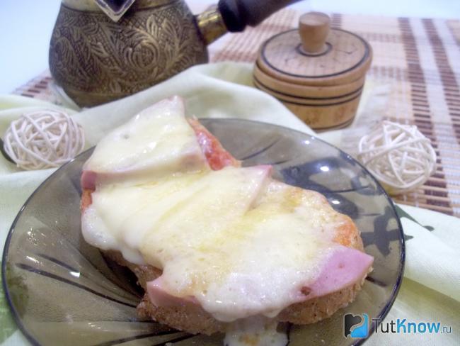 Готовые горячие бутерброды с колбасой, сыром и кетчупом