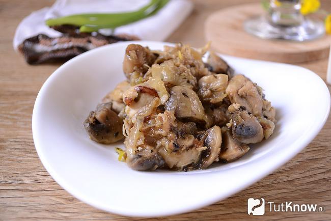 Жареная курица с грибами на тарелке