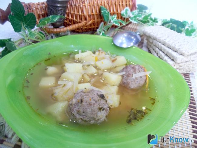 суп с тефтельками и капустой. 1524653540 1. суп с тефтельками и капустой фото. суп с тефтельками и капустой-1524653540 1. картинка суп с тефтельками и капустой. картинка 1524653540 1. Рецептов супов с тефтелями существует множество. Отличаются они составом. В супы кладут картофель, морковь, лук, помидоры, болгарский перец, капусту, кабачки, стручковую фасоль и пр. Также добавляются по вкусу макаронные изделия, бобовые, рис, перловка. С мясными шариками варят даже борщи и щи. Однако поскольку суп относится к блюдам быстро приготовления, бобовые и перловку добавляют реже. Хотя если располагаете временем, то взяв за основу сегодняшний рецепт, можно приготовить блюдо с тефтелями и фасолью, горохом или нутом.
