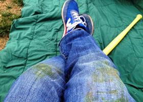 Пятна травы на джинсах крупным планом