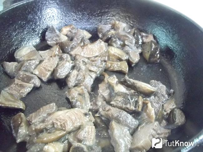 Грибы нарезаны кусочками и жарятся в сковороде