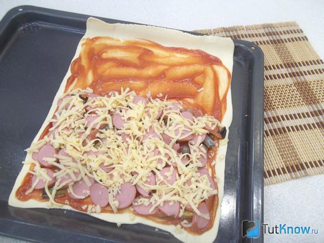 Продукты присыпаны сырной стружкой