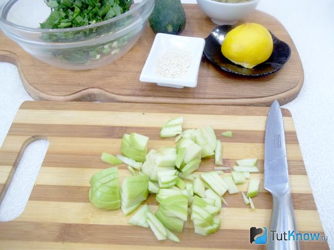 Яблоки очищены от семян и нарезаны соломкой