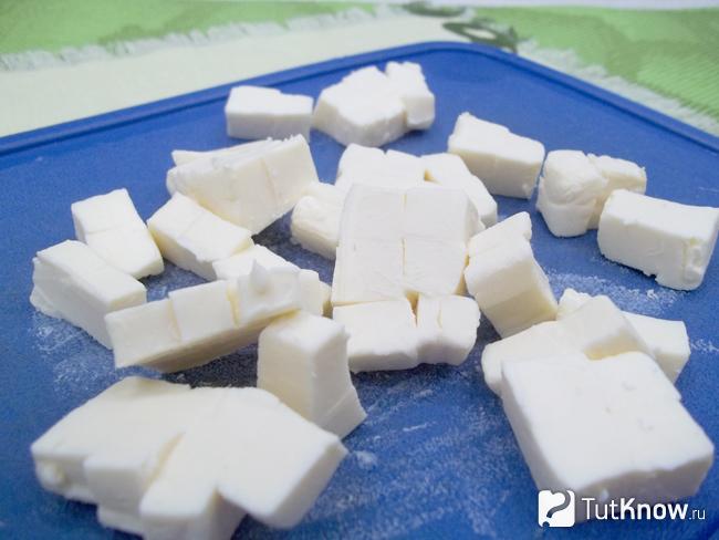 Плавленый сыр нарезан кубиками