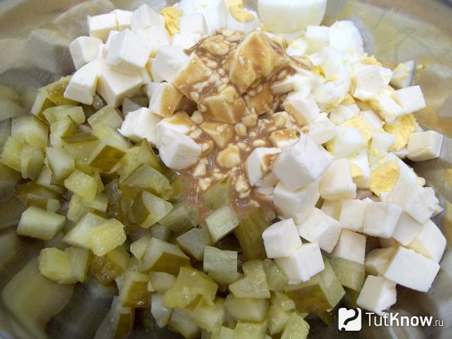 Продукты заправлены соусом