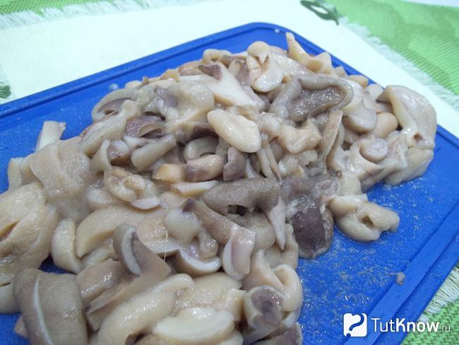 Грибы нарезаны кусочками