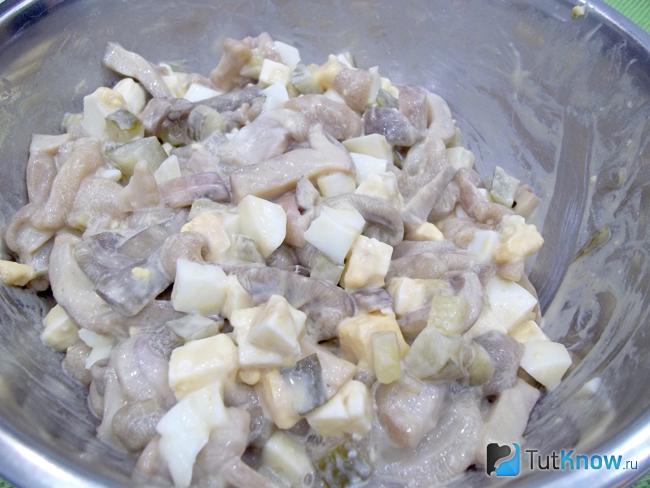 Готовый грибной салат с яйцами и майонезом