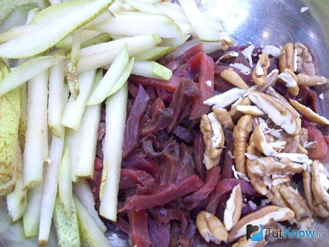 Продукты соединены и заправлены соусом
