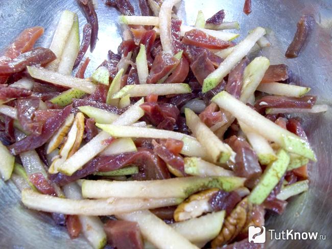 Готовый свекольный салат с пеканом и фруктами