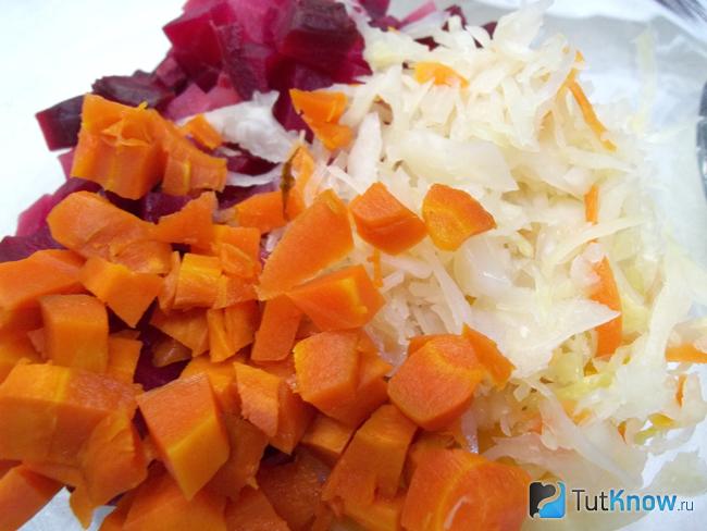 В салат из моркови, тыквы и свеклы добавлена квашеная капуста