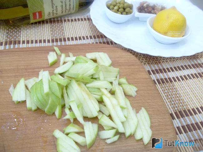 Яблоки очищены от семян и нарезаны соломкой
