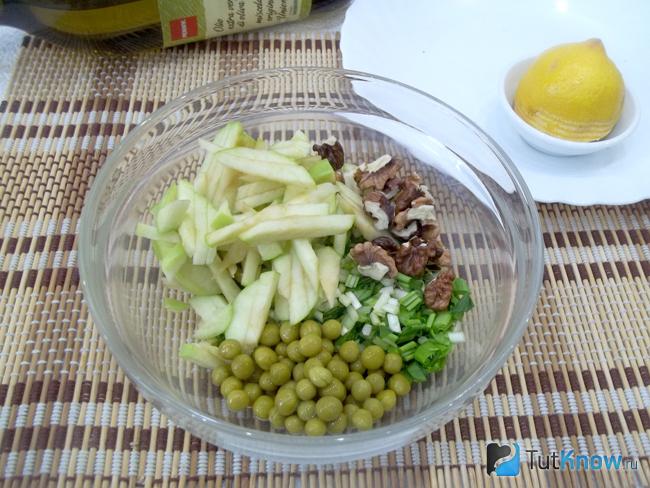 В миске соединены все продукты для салата