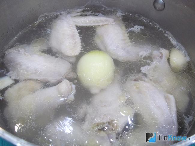 Крылышки и овощи залиты водой