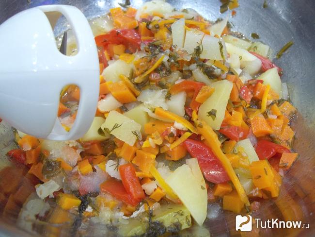 Сваренная овощная масса извлечена из кастрюли