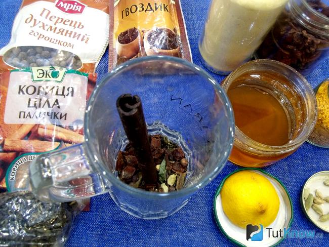 Добавлена корица, перец горошком, кардамон и гвоздика