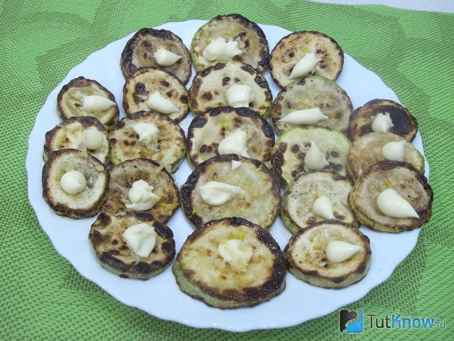 обжаренные кабачки в муке с сыром и чесноком. 1525290035 9. обжаренные кабачки в муке с сыром и чесноком фото. обжаренные кабачки в муке с сыром и чесноком-1525290035 9. картинка обжаренные кабачки в муке с сыром и чесноком. картинка 1525290035 9. Такая оригинальная закуска из молодых кабачков станет приятным украшением любого стола. Думаю, никто не сможет отказаться от такого вкусного и ароматного угощения. Попробуйте приготовить и вы!
