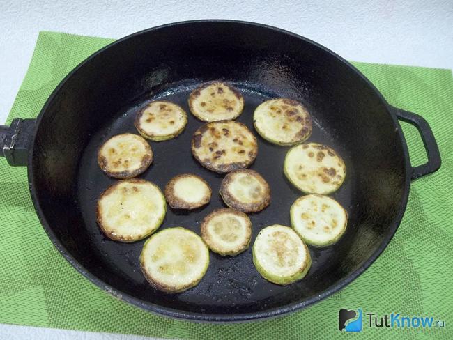 обжаренные кабачки в муке с сыром и чесноком. 1525290057 7. обжаренные кабачки в муке с сыром и чесноком фото. обжаренные кабачки в муке с сыром и чесноком-1525290057 7. картинка обжаренные кабачки в муке с сыром и чесноком. картинка 1525290057 7. Такая оригинальная закуска из молодых кабачков станет приятным украшением любого стола. Думаю, никто не сможет отказаться от такого вкусного и ароматного угощения. Попробуйте приготовить и вы!