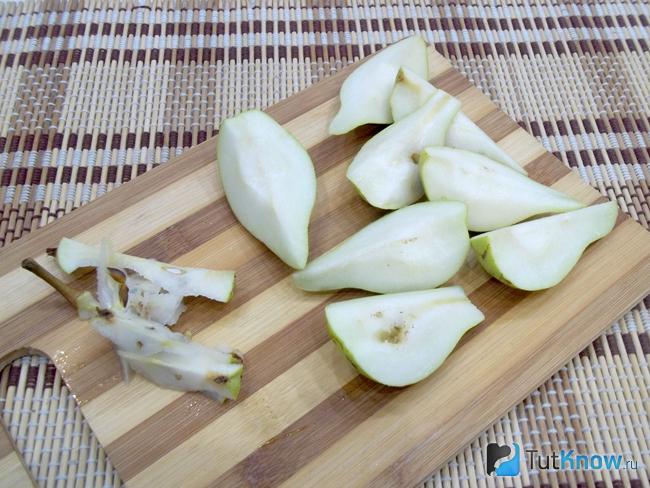 Груши нарезаны дольками и из них удалены косточки