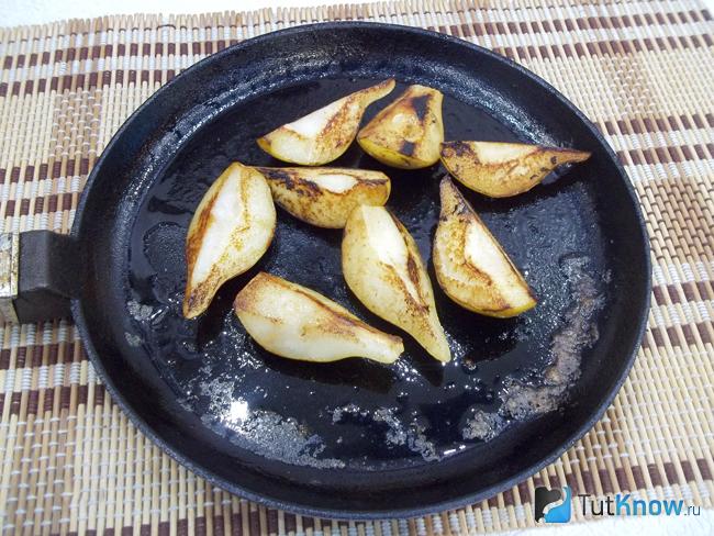 Груши жарятся на сковороде до румяной корочки
