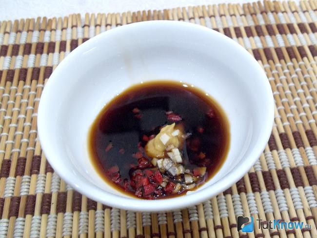 Приготовлен соус для куриных крылышек с грушами