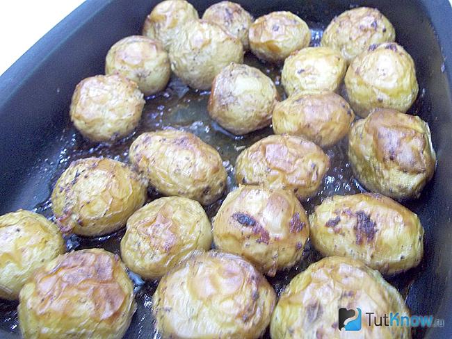 Готовая молодая картошка в масле и пряностях в духовке