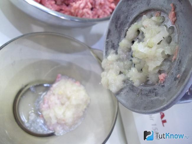 Репчатый лук очищен от шелухи и перекручен на мясорубке
