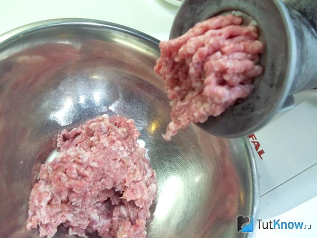 Мясо вымыто, высушено и перекручено через мясорубку