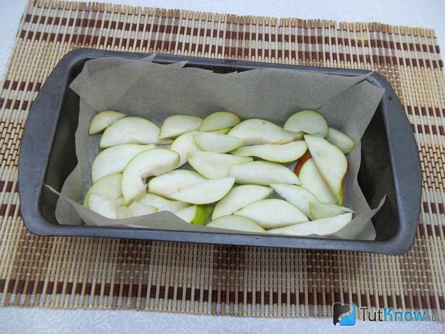 Груши нарезаны дольками и выложены в форму для выпекания