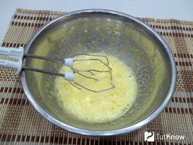 Яйца с сахаром взбиты  миксером