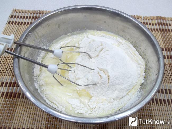 К жидким продуктам насыпана мука