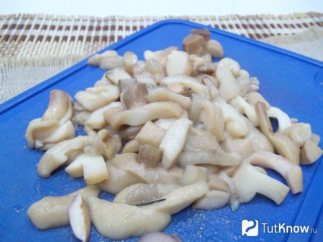 Грибы нарезаны кусочками