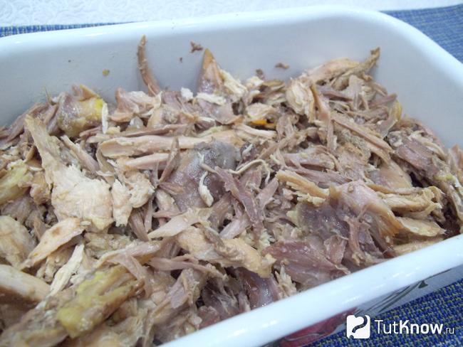 Мясо отделено от кости и выложено в миску для холодца