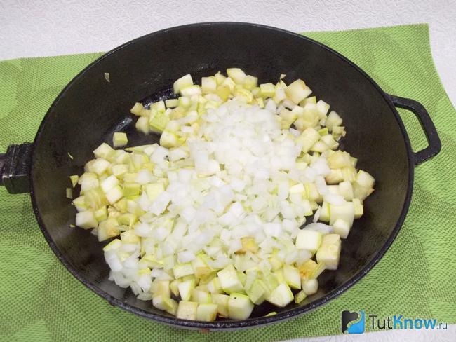 Кабачки с луком нарезаны кубиками и отправлены жариться в сковороду