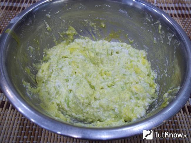 Тесто для кабачковых оладий с творогом и мукой замешано